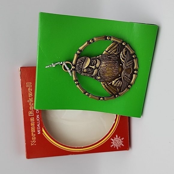 VINTAGE NORMAN ROCKWELL  ANTIQUE GOLD METAL FLAT CHRISTMAS SANTA ORNAMENT 1980s - Picture 2 of 3